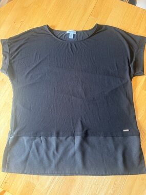 Calvin Klein Women’s flowy Short-Sleeve Black Tee with Hem Panel